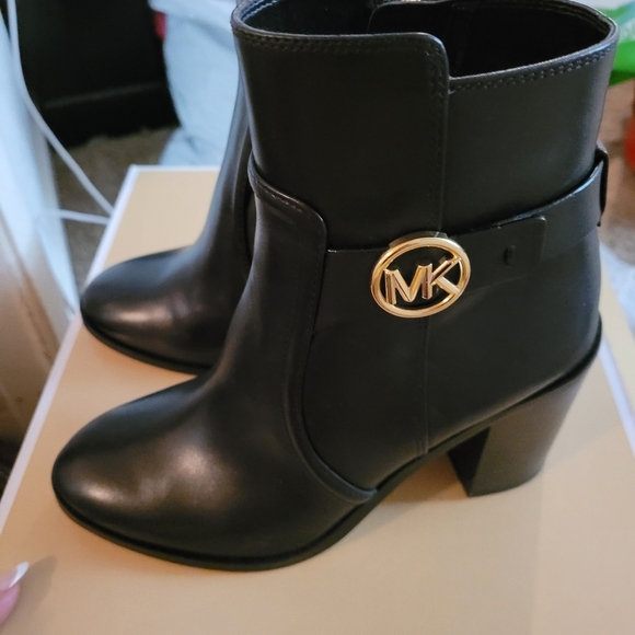 Michael Kors boots - Picture 1 of 5
